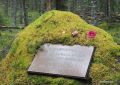 Фотография 3 : Памятный крест и мемориальная доска на месте захоронения заключенных Беломоро-Балтийского лагеря НКВД : фотограф Анна и Глеб Яровы