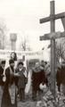Фотография 3 : Мемориальная композиция в деревне Красная Слобода : Установка креста 12 декабря 1995 г.