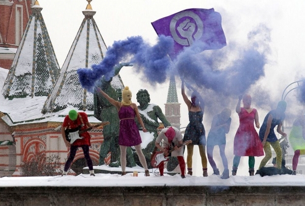 Акция Pussy Riot на Лобном месте. Фото: Денис Бочкарев