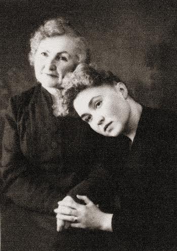 Вацлава Михайловна Иванова с дочерью Еленой 1954 г.
